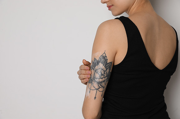 入れ墨が入っている