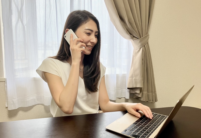 担当者と電話面談する女性