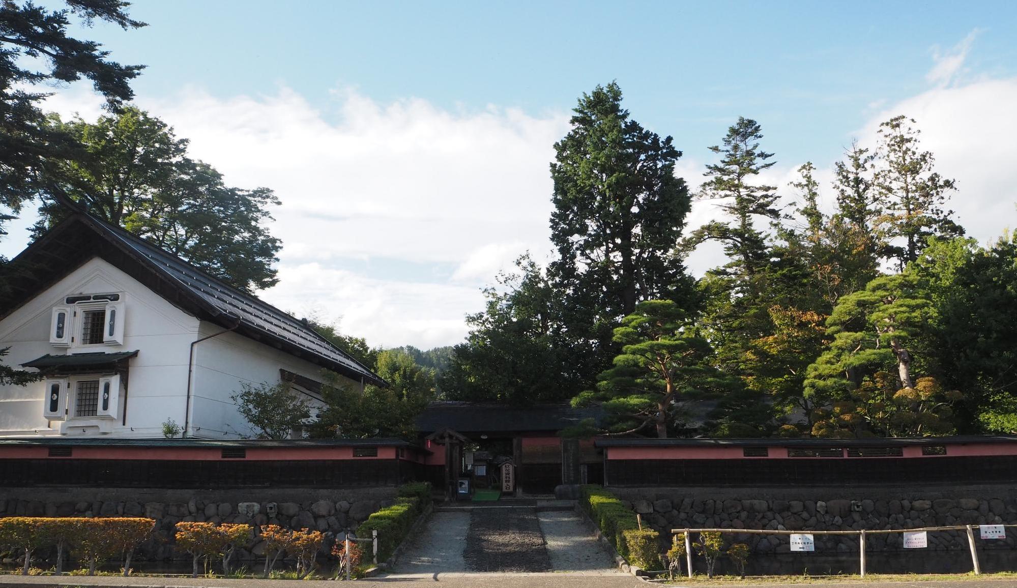 紅花資料館「紅漆喰塀」